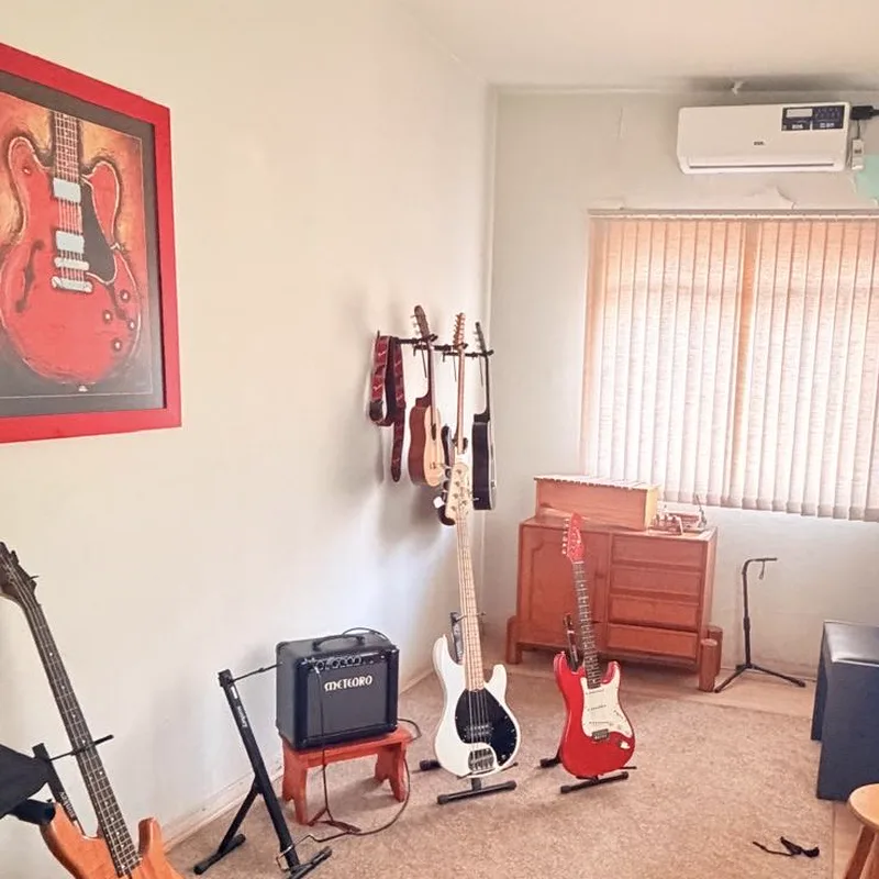 Sala do Studio Musical equipada com guitarras, baixos e amplificador